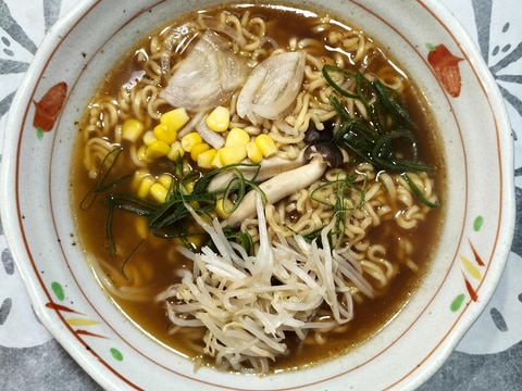 コーンと葱としめじ入り濃厚味噌ラーメン